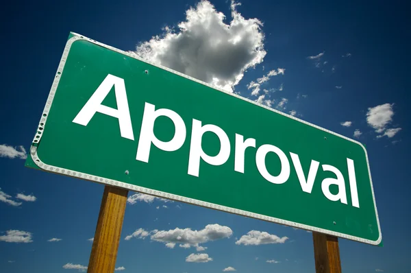 Approval Green Road Sign Over Clouds — Stock Photo, Image