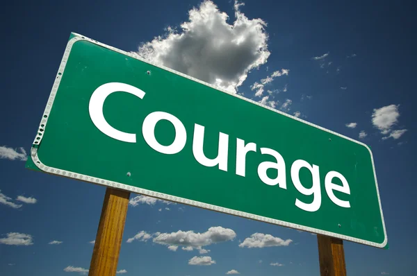 Courage Green Road Sign Over Clouds — Stock Photo, Image