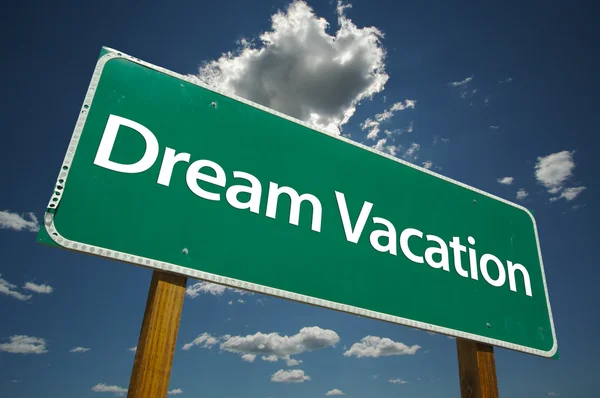 Dream Vacation Green Road Sign — Stock Photo, Image