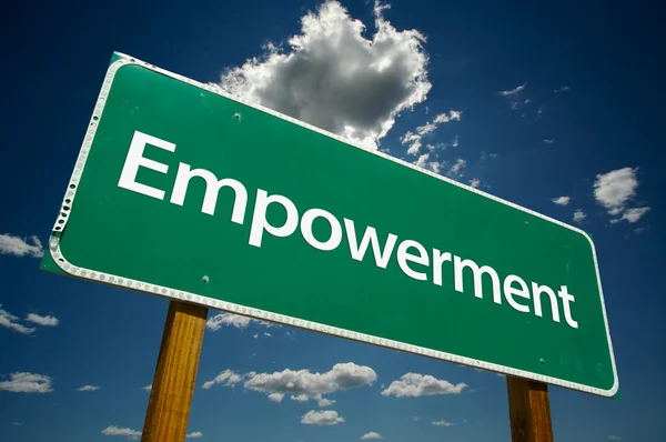 Empowerment Green Road Sign Over Clouds — Stock Photo, Image