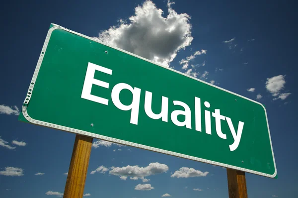 Egyenlőség zöld út jel — Stock Fotó