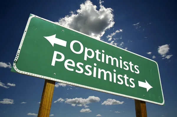 Optimistas, Pesimistas Green Road Sign — Foto de Stock