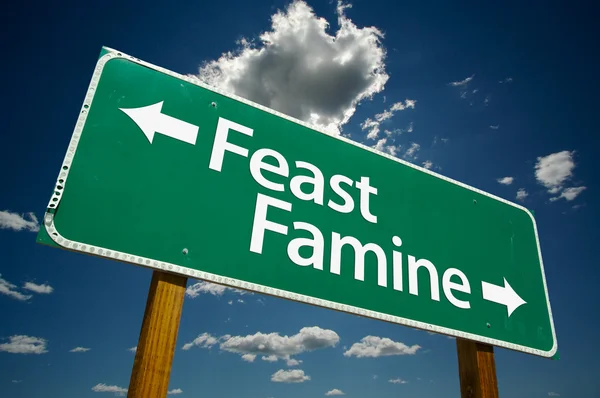 Fête ou famine Panneau vert de route — Photo