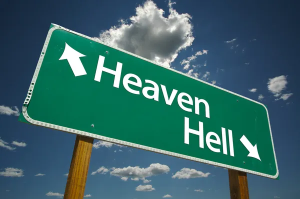 Céu, Inferno sinal de estrada verde — Fotografia de Stock