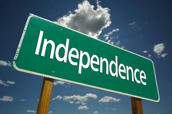 Onafhankelijkheid groene verkeersbord — Stockfoto