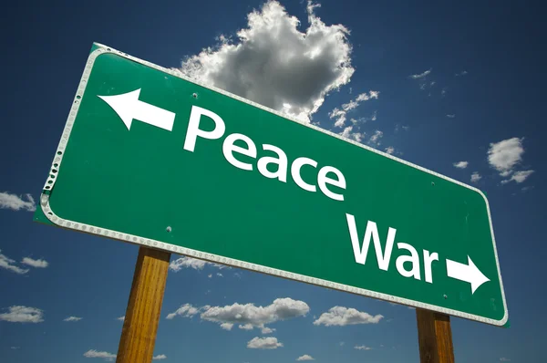 Pace, cartello stradale verde guerra — Foto Stock