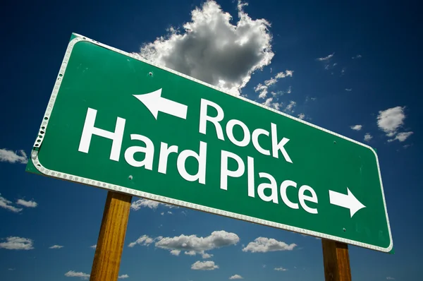 Rock en harde plaats groene verkeersbord — Stockfoto