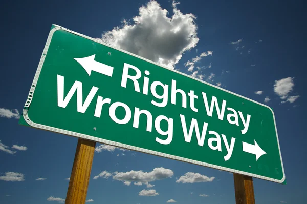 方法右間違った方法緑の道路標識 — ストック写真