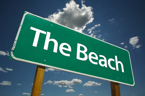 El letrero de camino verde playa —  Fotos de Stock