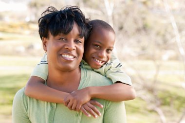 mutlu bir Afrikalı-Amerikalı kadın ve çocuk