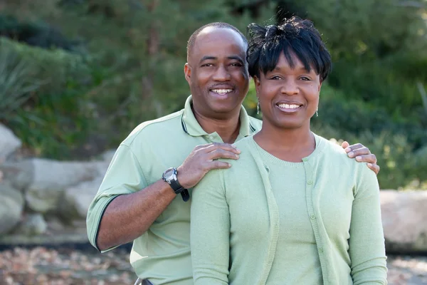 Szerető afro-amerikai házaspár — Stock Fotó