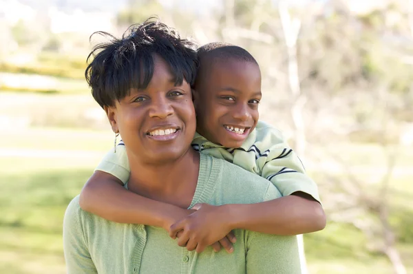 快乐的非洲裔美国女人和孩子 — 图库照片