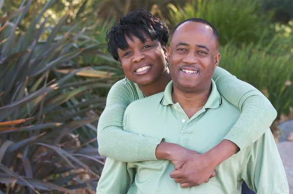 Affectueux couple afro-américain — Photo
