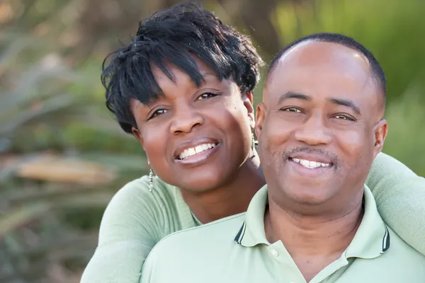 Vennlig hilsen afroamerikansk par – stockfoto