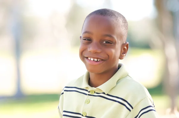 Młody chłopak african american zabawy — Zdjęcie stockowe