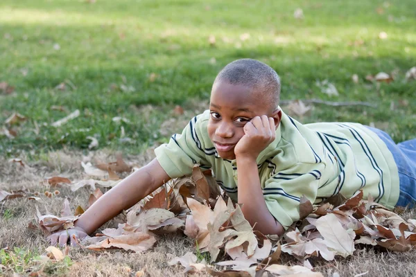 Junger afrikanischer amerikanischer Junge hat Spaß — Stockfoto