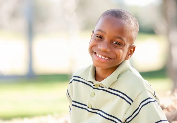 Fiatal afro-amerikai fiú birtoklás móka — Stock Fotó