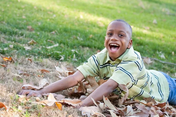 Genç Afro-Amerikan çocuk having fun — Stok fotoğraf