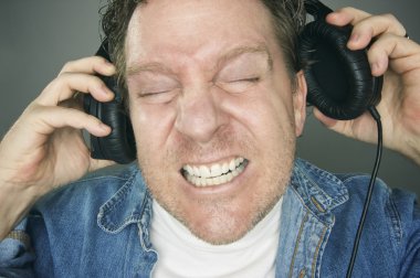 hombre sorprendido con auriculares