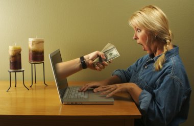 dizüstü bilgisayar ekranı ve kadın ile para