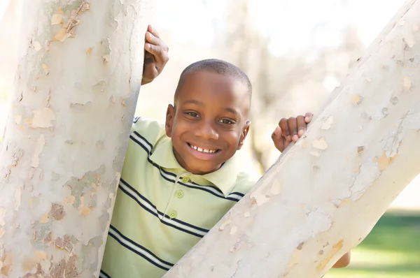 Jonge jongen plezier in het park — Stockfoto