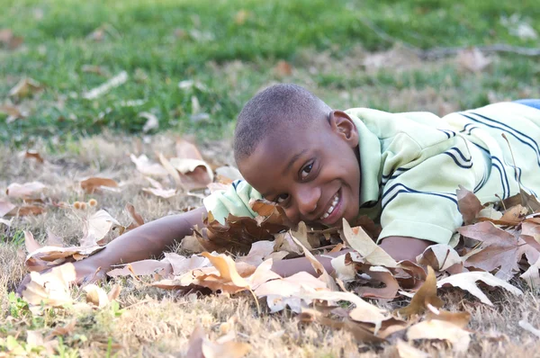 Jonge jongen plezier in het park — Stockfoto