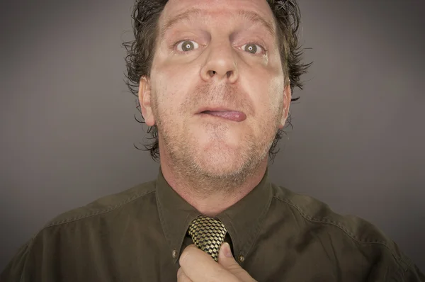 Uomo concentrato fissaggio cravatta — Foto Stock