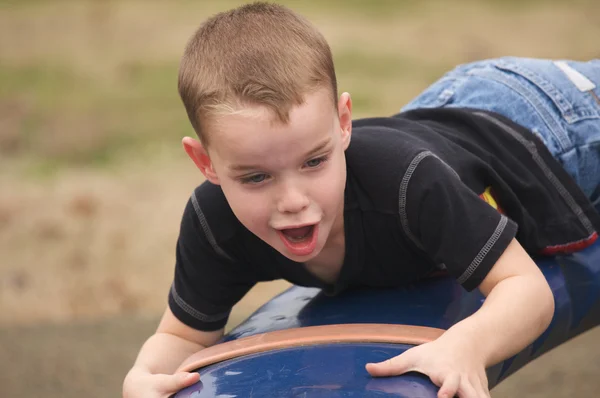 Bedårande barn ha roligt spelar på park — Stockfoto