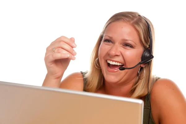 Mujer de negocios bonita ríe en el ordenador portátil —  Fotos de Stock