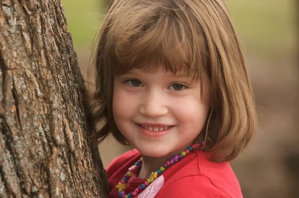 귀여운 어린 소녀 포옹 나무 — 스톡 사진