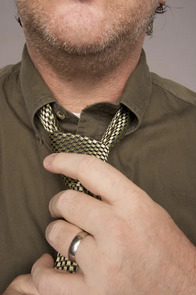 Uomo sorridente fissaggio cravatta — Foto Stock
