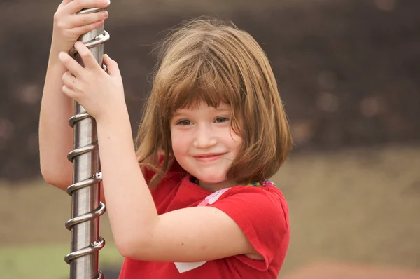 Bedårande ung flicka spelar på park — Stockfoto