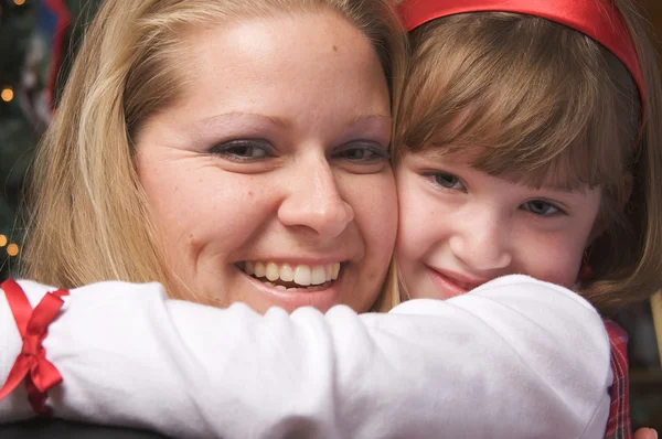 母と子のクリスマス ツリーが抱擁します。 — ストック写真