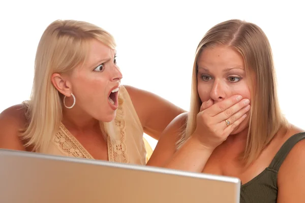 两个震惊的妇女使用的便携式计算机隔离 — 图库照片