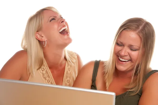 Duas mulheres rindo usando laptop isolado — Fotografia de Stock