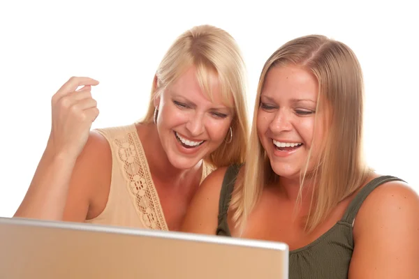 Dwie kobiety roześmiany korzysta z laptopa na białym tle — Zdjęcie stockowe