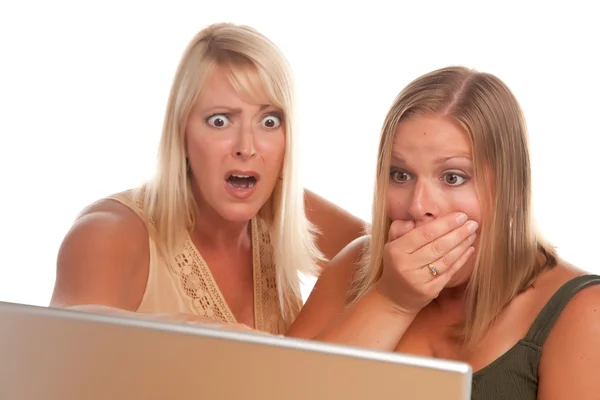 Duas mulheres chocadas usando laptop isolado — Fotografia de Stock