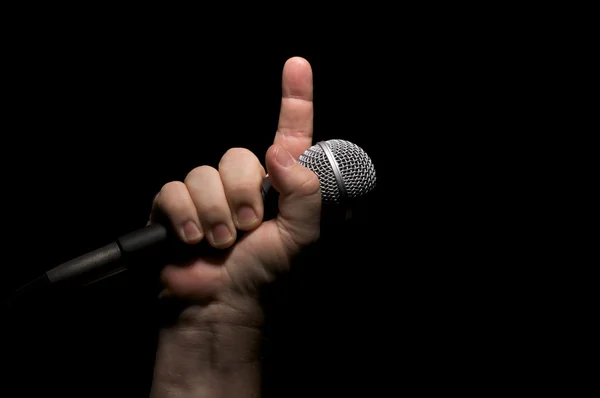Hombre sosteniendo micrófono en puño —  Fotos de Stock