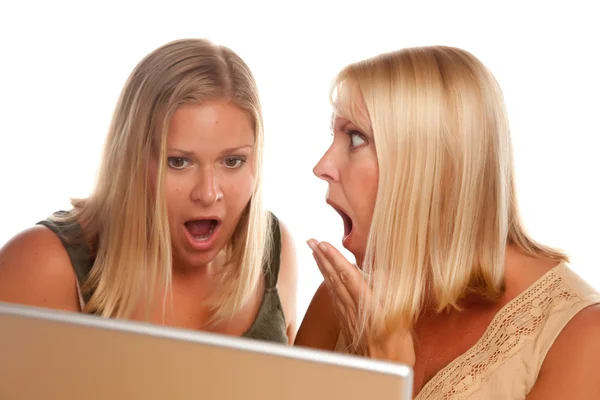 Dos mujeres conmocionadas usando el ordenador portátil aislado —  Fotos de Stock