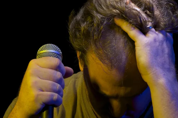 Passionate Vocalist Using Microphone — Stock Photo, Image