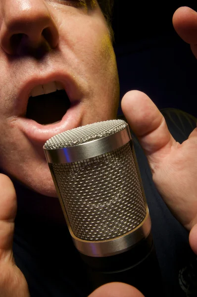 Vocalist appassionato utilizzando il microfono — Foto Stock