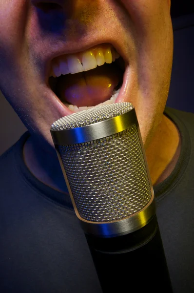 Vocaliste passionné utilisant le microphone — Photo