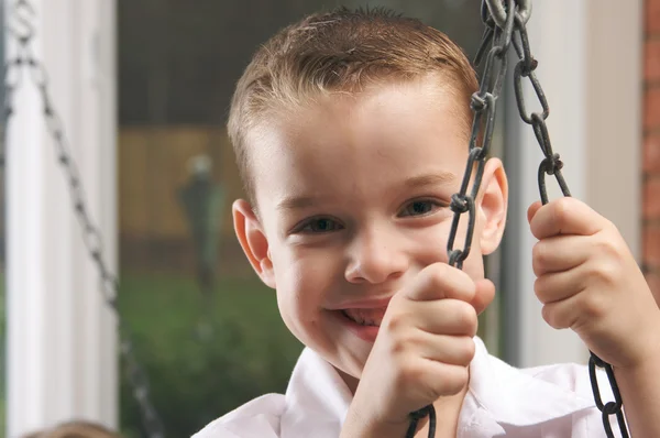 Schattige jonge jongen met een blauwe ogen glimlach — Stockfoto