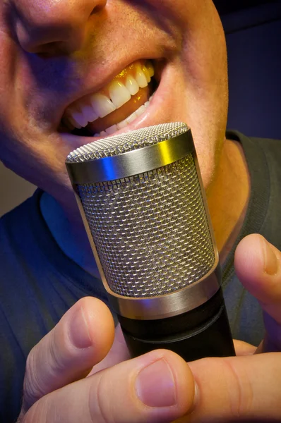 Vášnivé zpěvák pomocí mikrofonu — Stock fotografie