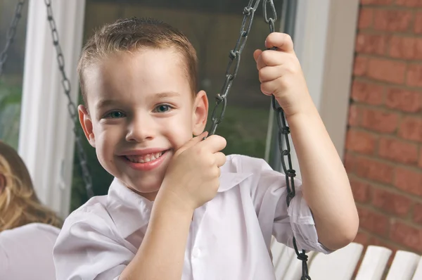 Bedårande ung pojke med blå ögon ler — Stockfoto