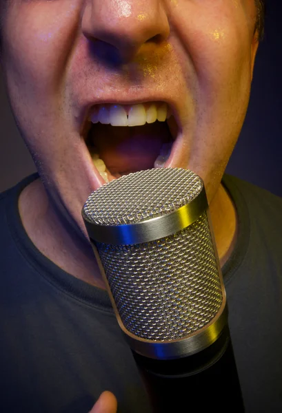 Namiętny wokalista za pomocą mikrofonu — Zdjęcie stockowe