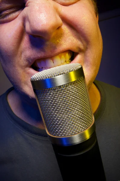 Vocalista apasionado usando micrófono — Foto de Stock