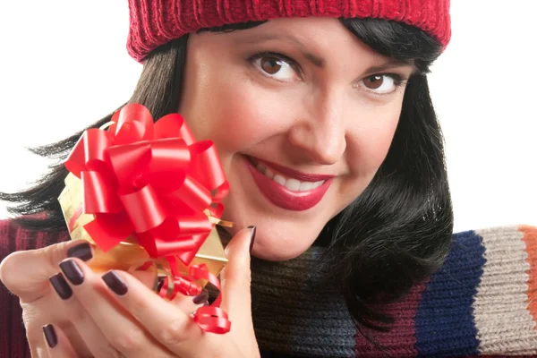 Glückliches, brünettes Mädchen hält Urlaubsgeschenk in der Hand — Stockfoto