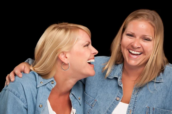 Twee mooie zusters lachen geïsoleerde — Stockfoto