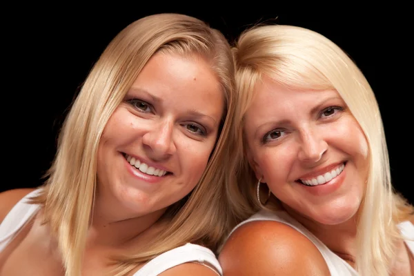 Twee mooi lachende zusters portret — Stockfoto